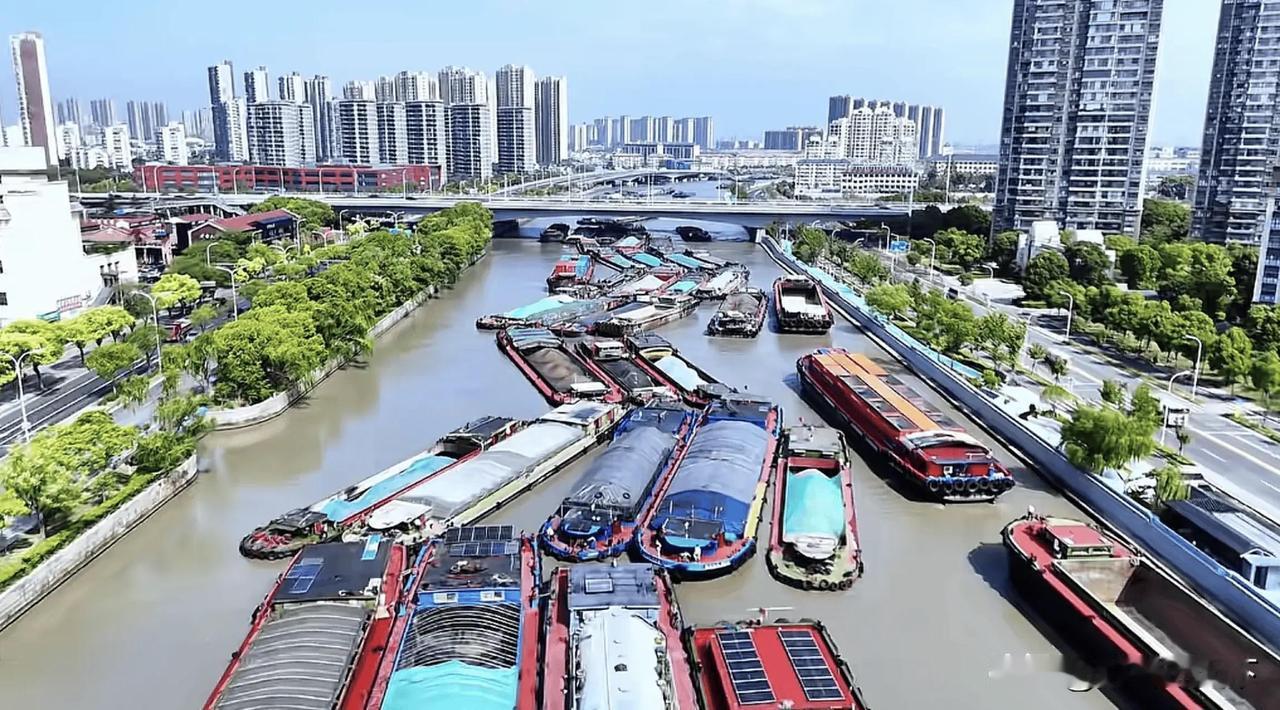 大运河无锡段，水面到处是船，拥挤不堪。我刚才查了一下，无锡一带的大运河口宽通常大