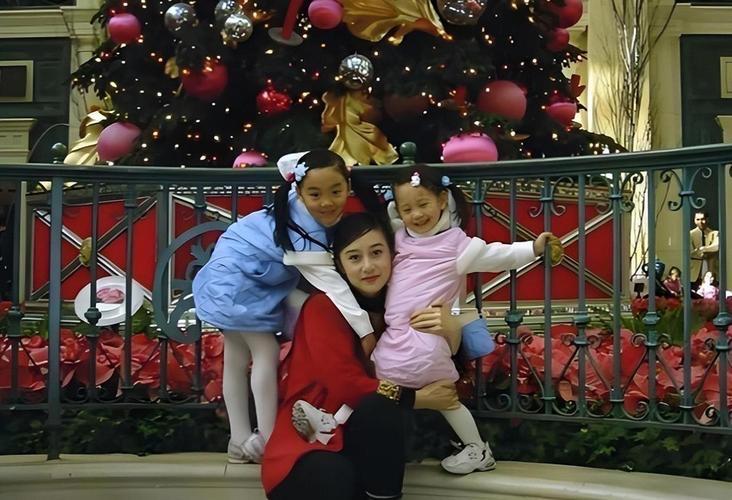 2004年，利智与两个女儿得合影，她的底子真好，生活中都这么美。当时，利智已