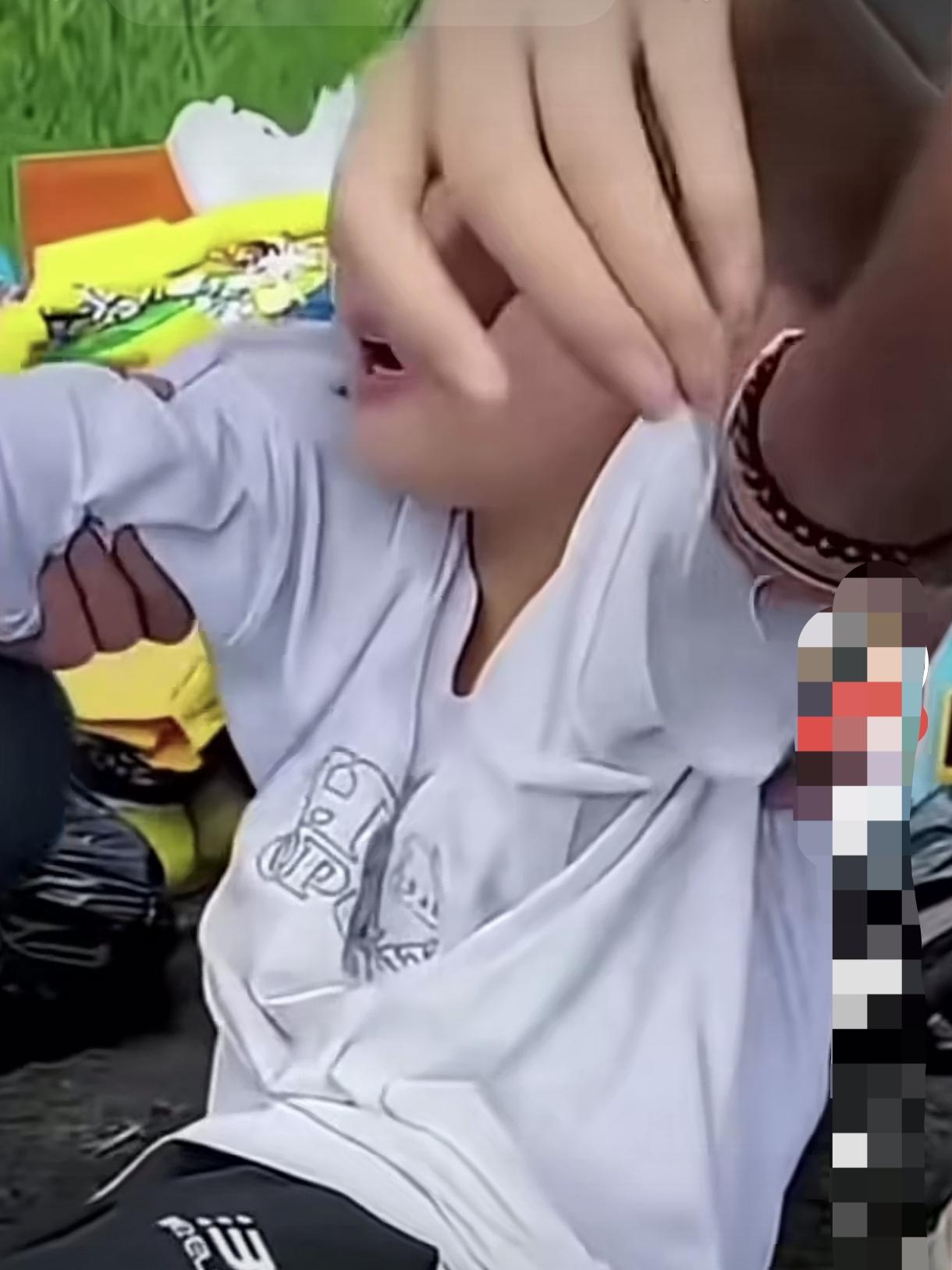 铁石心肠的人看了也扛不住张雪峰灵前11岁的张姩菡被人拉着，嘴里一遍遍喊着“