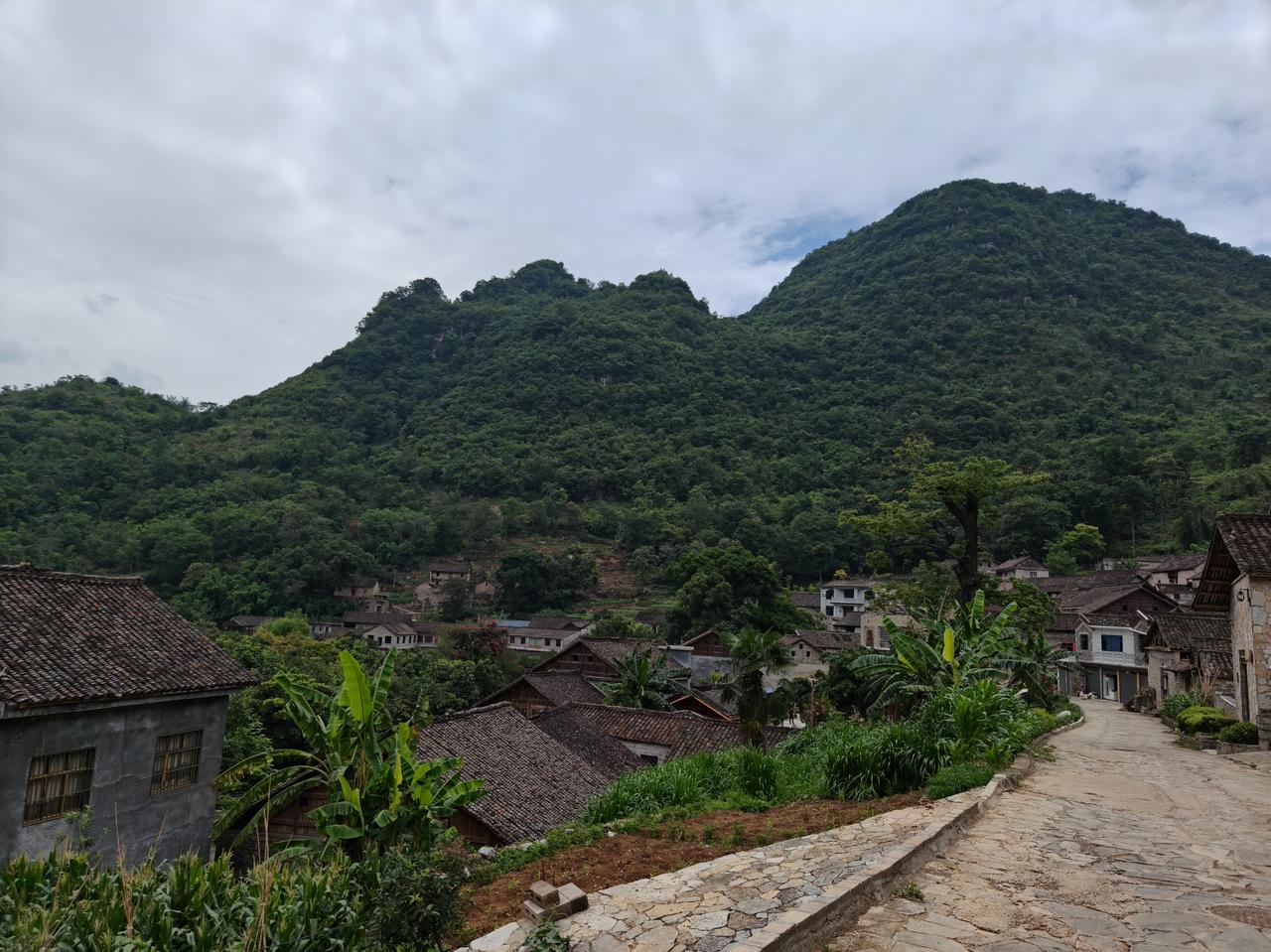 雨补鲁天坑村我曾到过悬崖上的古镇——丙安古镇，悬崖下的古村——化屋村，瀑布上的