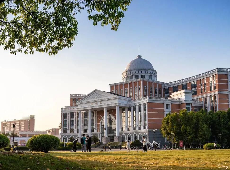 医学科研本就耗时耗力，一个完整研究周期动辄数月甚至数年，本科生的课程非常满，还要