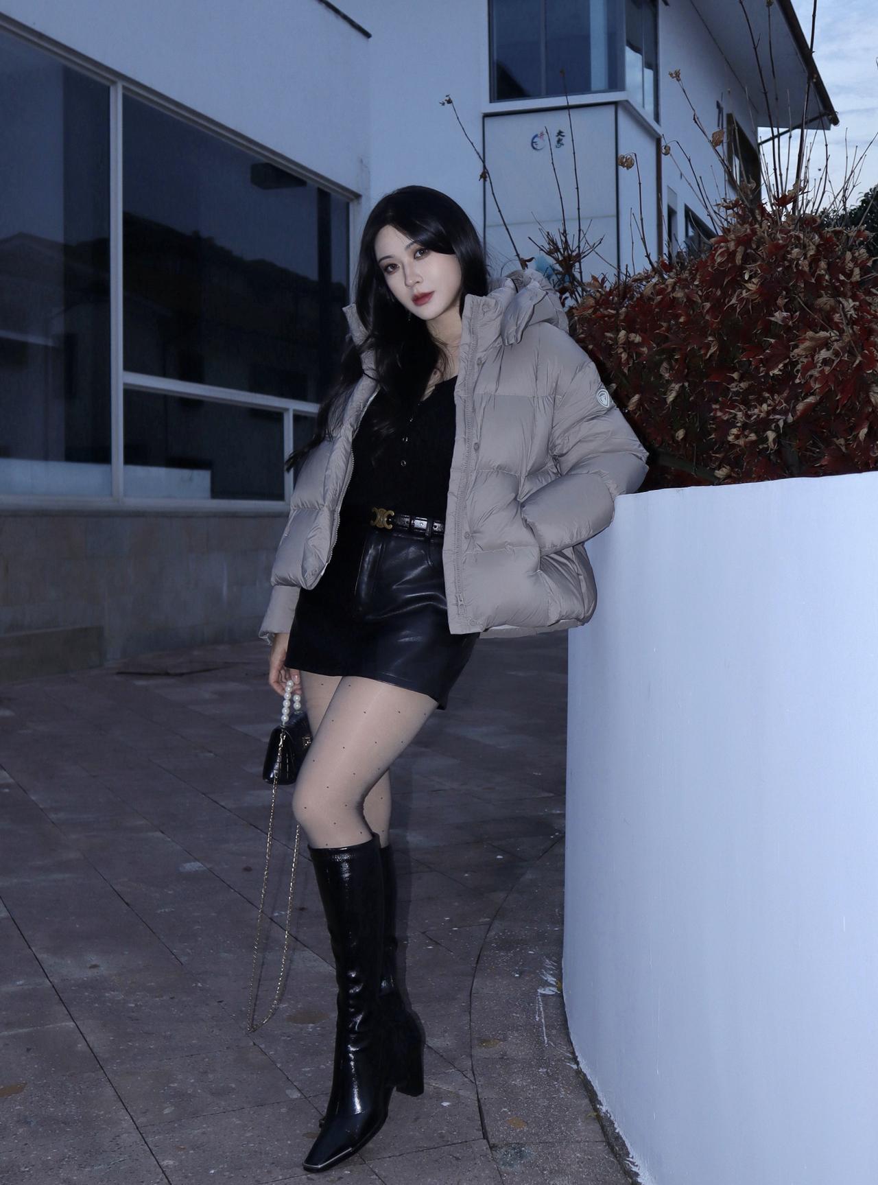 这件灰色羽绒服高级又百搭，蓬松度够够的但完全不会显臃肿！搭黑色光腿神器+高跟