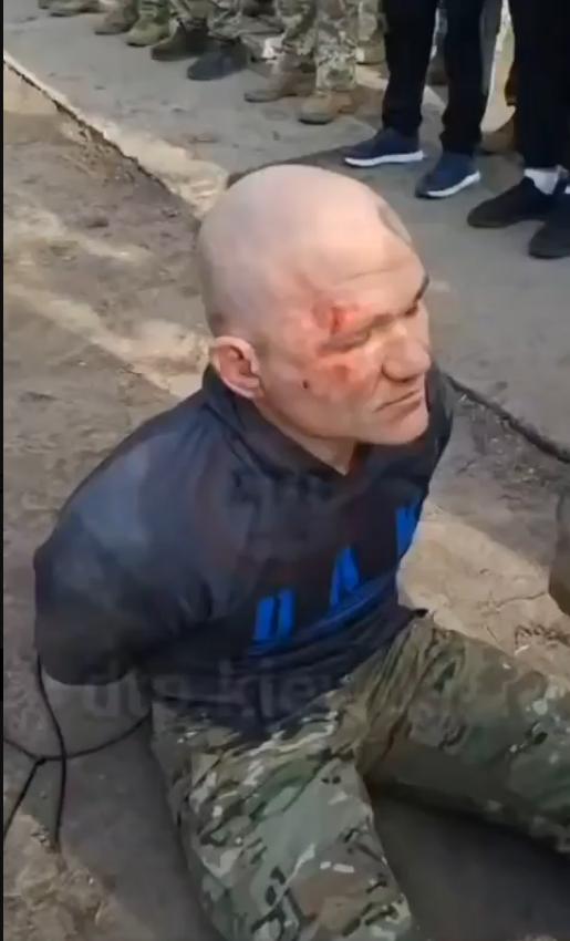 一段视频中一名乌克兰士兵当着整个排的面殴打一名新近征召的士兵。“你是个冲锋队员，