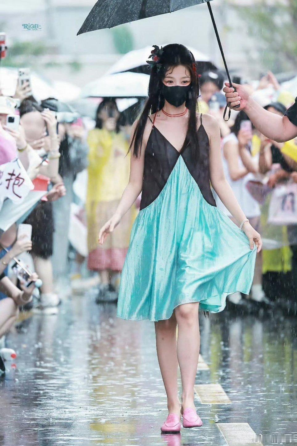 虞书欣真的很宠粉呀，不管天晴下雨都会走这么长一段路，饭撒不停。