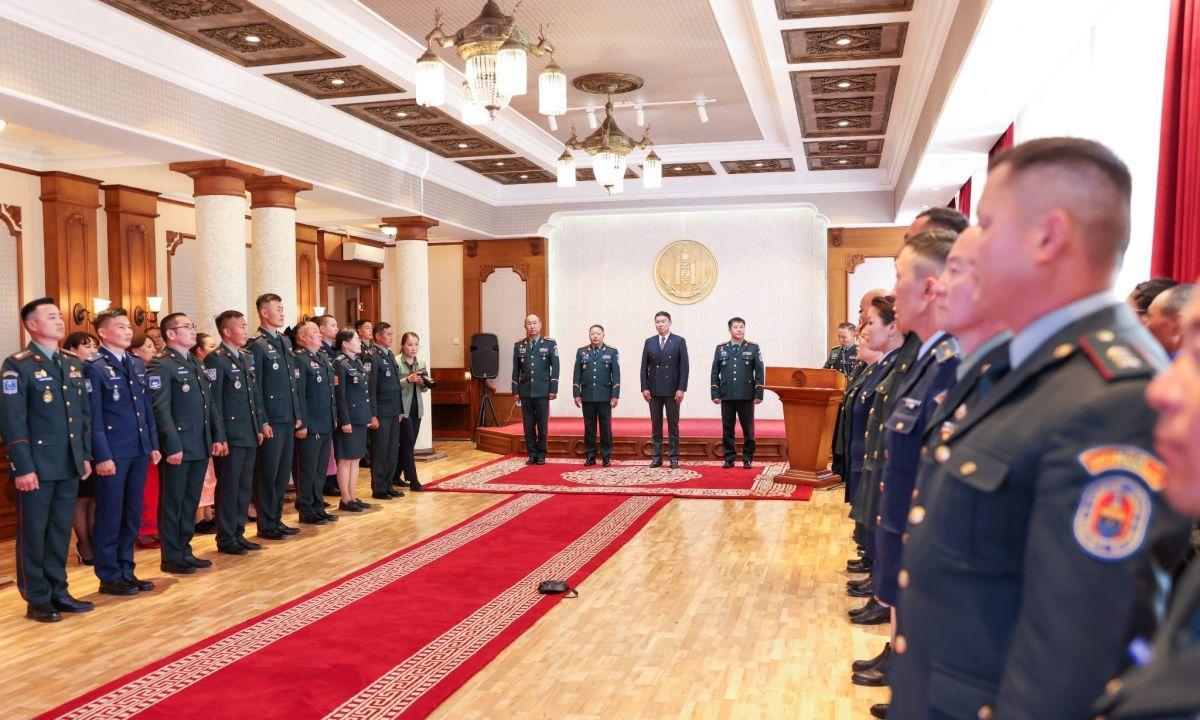 蒙古媒体消息，2025年7月23日，蒙古国向约100名国防部门官员