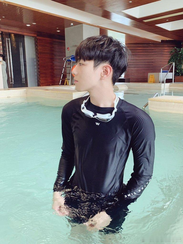 Bin腹肌对标Gala好身材应该有三个要素，第一是年轻，第二是锻炼，第三是吃的健