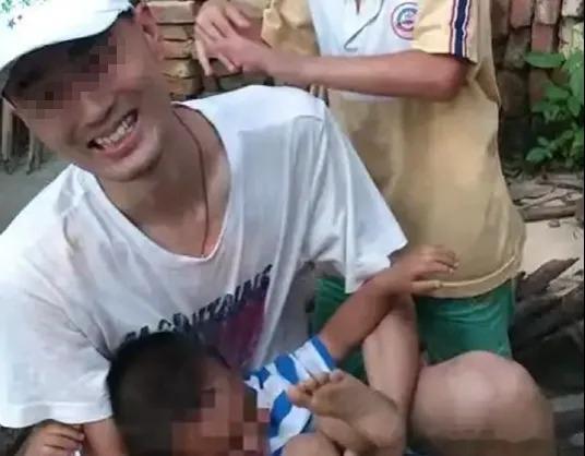 程序员猝死后8小时仍有工作消息周六的清晨，客厅的光线还不明朗。他坐在地板上，对惊