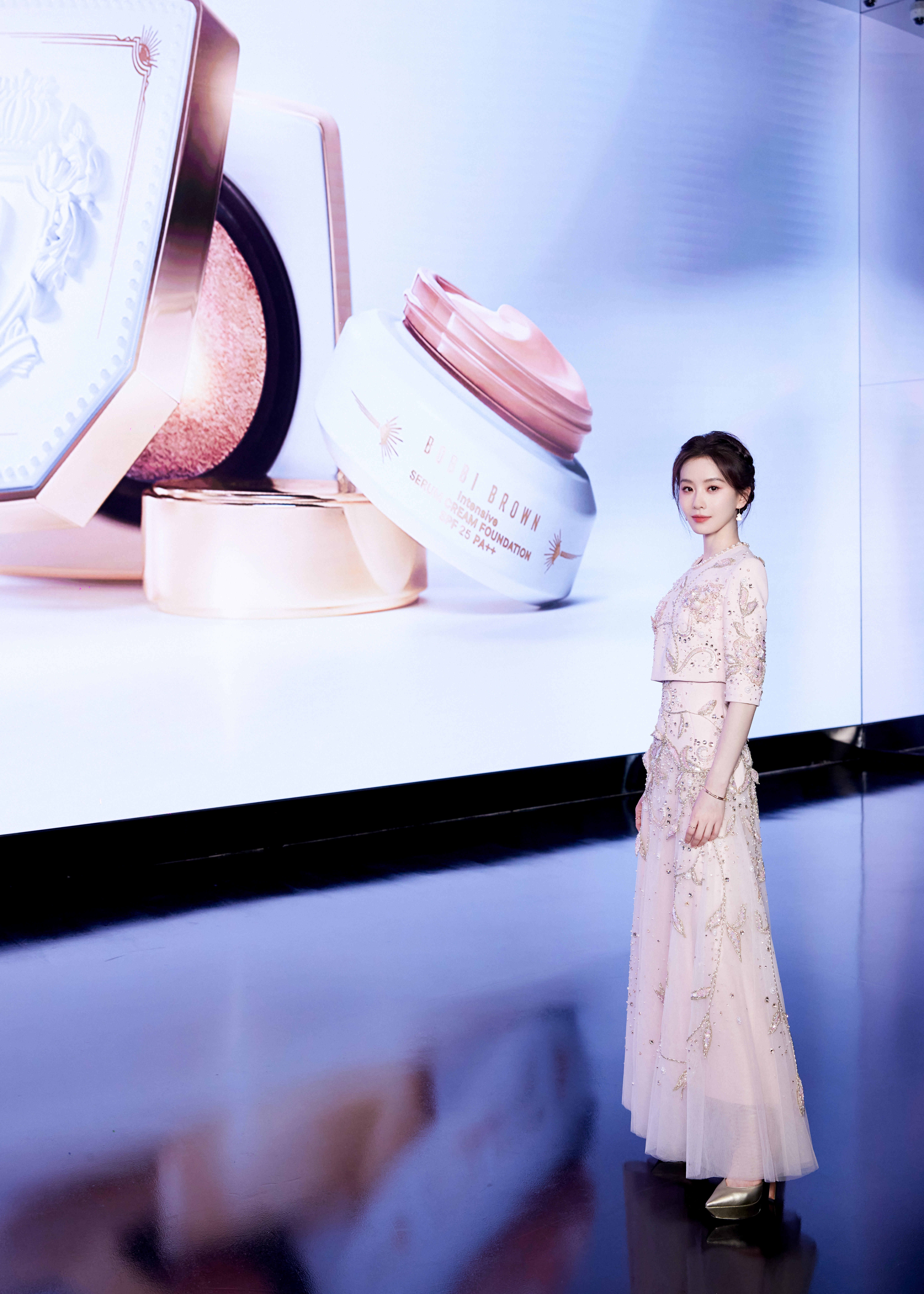 刘诗诗 光影轻洒，赴一场瓷光盛宴，和一同体悟温润白瓷里，蕴藏着的优雅与质感。