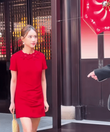 相比何超莲窦骁婚变与否，更有看头的是何超莲穿高跟鞋走路的体态，那叫一个难看，简直