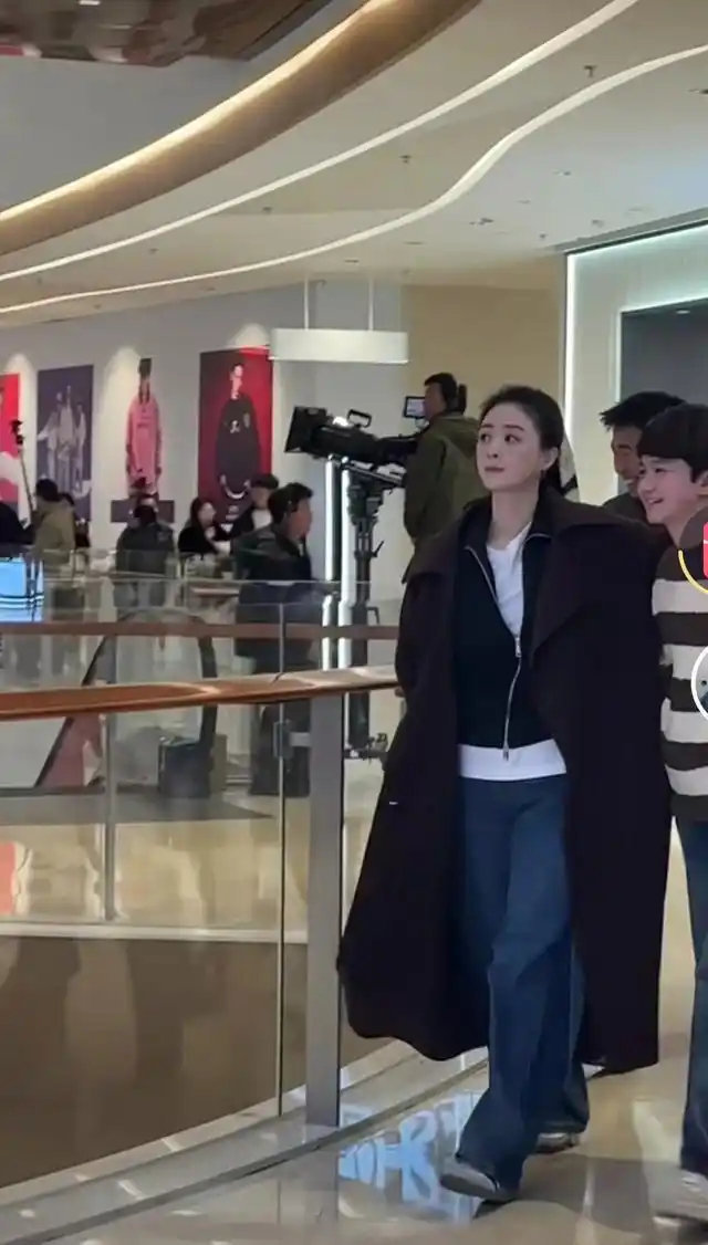 37岁蒋欣片场近照引热议！圆脸暴瘦成锥子下巴，减肥方法网友急问