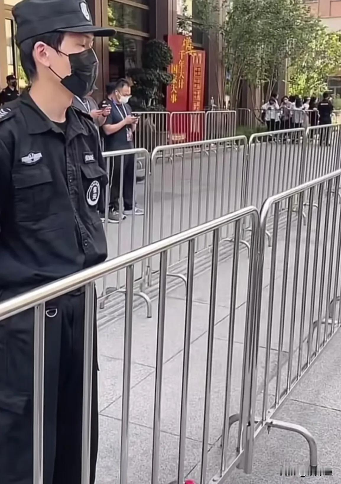 乒超还未开始，笑点就来了！有人发现国乒入住雄安酒店门口一个保安撞脸王楚钦，尤其