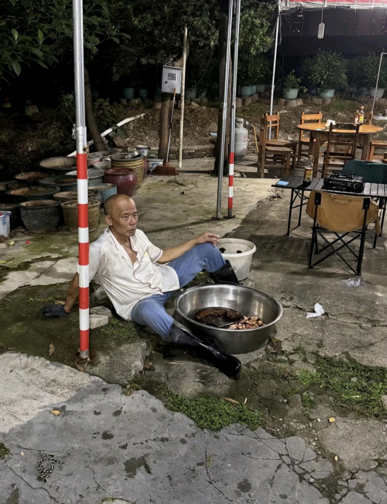 网红的能量真大啊，佛山顺德陈村有个小餐饮店叫做莫氏鸡煲，做的都是街坊熟客生意，平