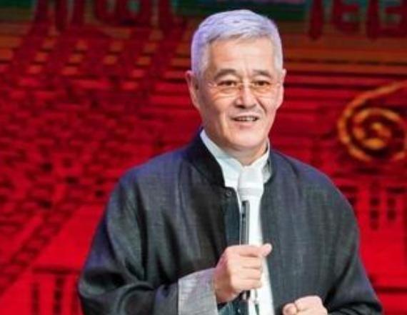 2009年，赵本山脑动脉瘤破裂，出院后，他把手头积蓄凑到一起，共13个亿，于是一