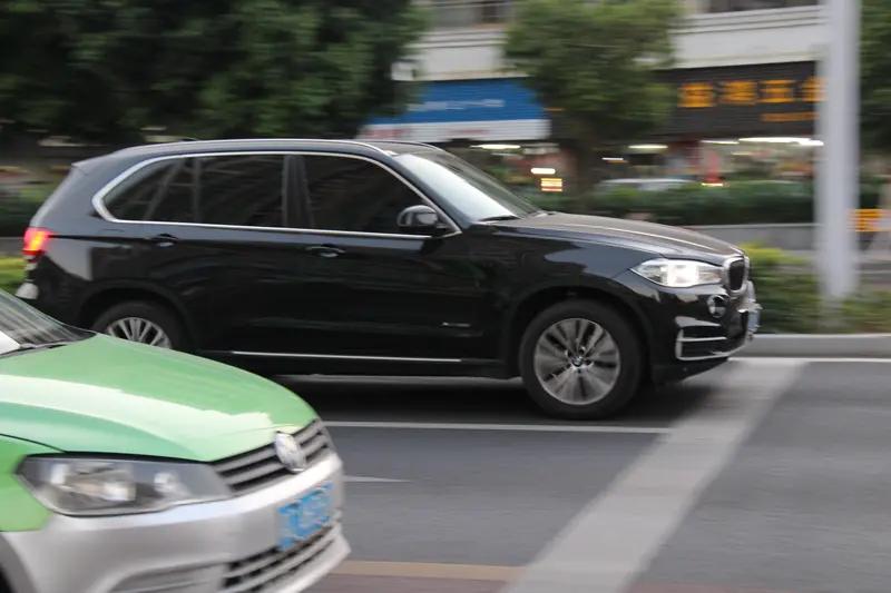 大众途锐和宝马X5哪个好，这得看个人需求。从动力上，宝马X5像激情短跑选手，3