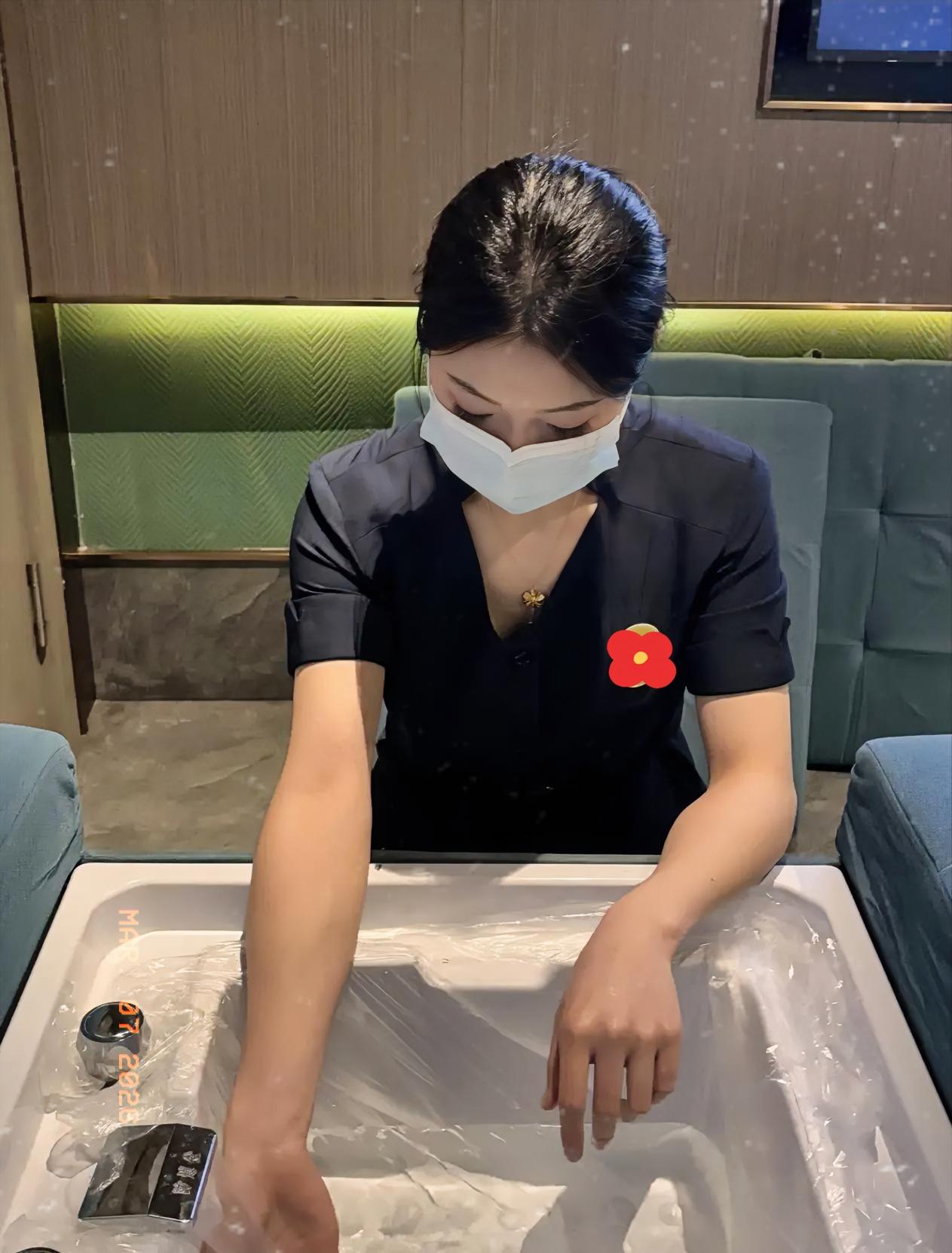 安徽合肥，真的太解气了！一男子酒后去按摩店，对女技师王某动手动脚、强行猥亵，女