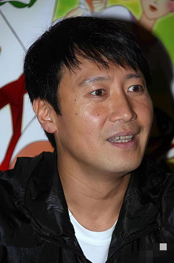 在这个美颜盛行的时代，很难得见到如此真实的相片。据说黎明是四大天王中最为富有的