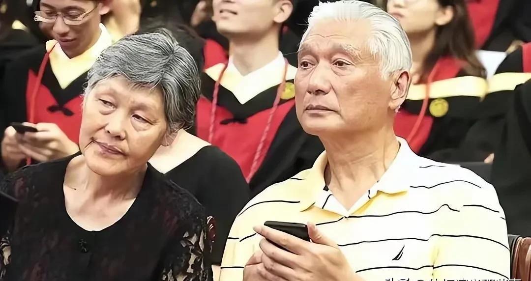 姚明带酱油,杨瀚森带女友。不是爸妈不靠谱,是时代变了。以前出国,是扛着锅碗瓢