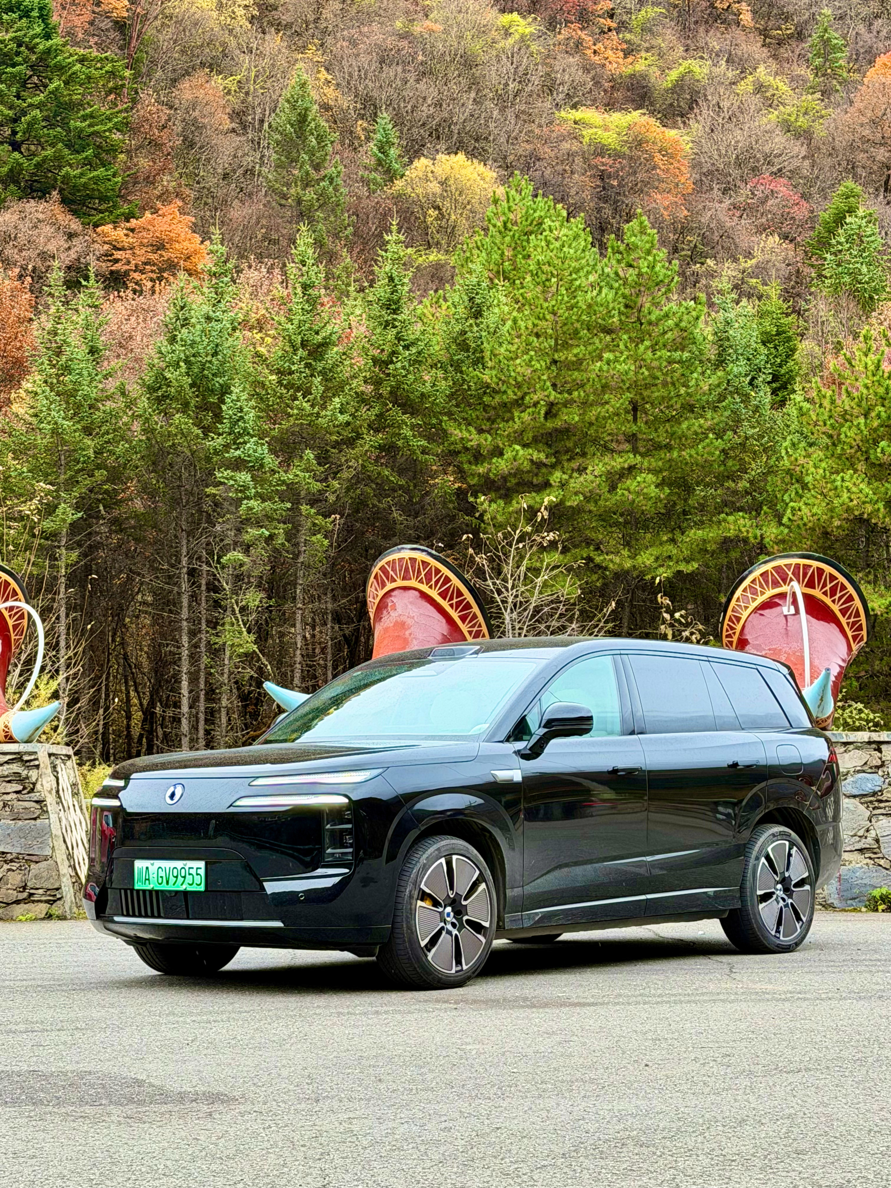 这两天借了台腾势N8L在川西自驾看冰川，5米2，三电机，3秒9加速，空悬＋CDC