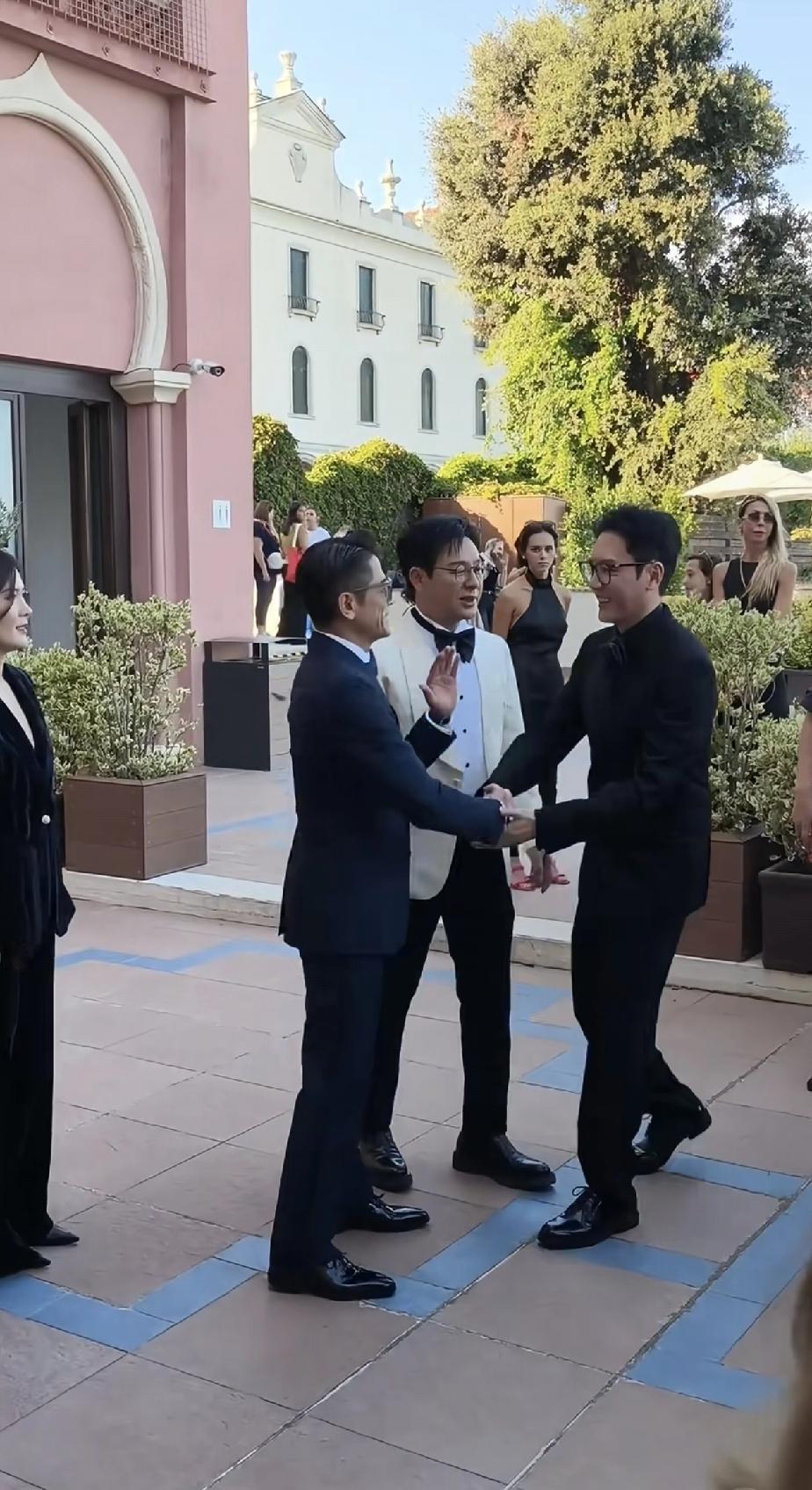 看见没有，郭富城从不穿内增高，个子不高但内心自信气场强大，内娱不高的男士几乎