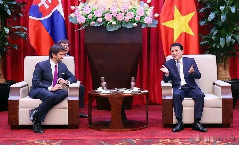 “坐没坐的样子”是西方政客的通病，有时翘二郎腿，有时双腿斜放，总之很漫不经心的样