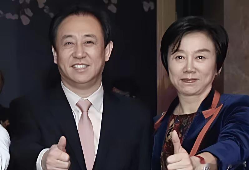 许家印和前妻有夫妻相，他们的儿子像爸又像妈。许家印和儿子进监狱了，许家印进监狱他