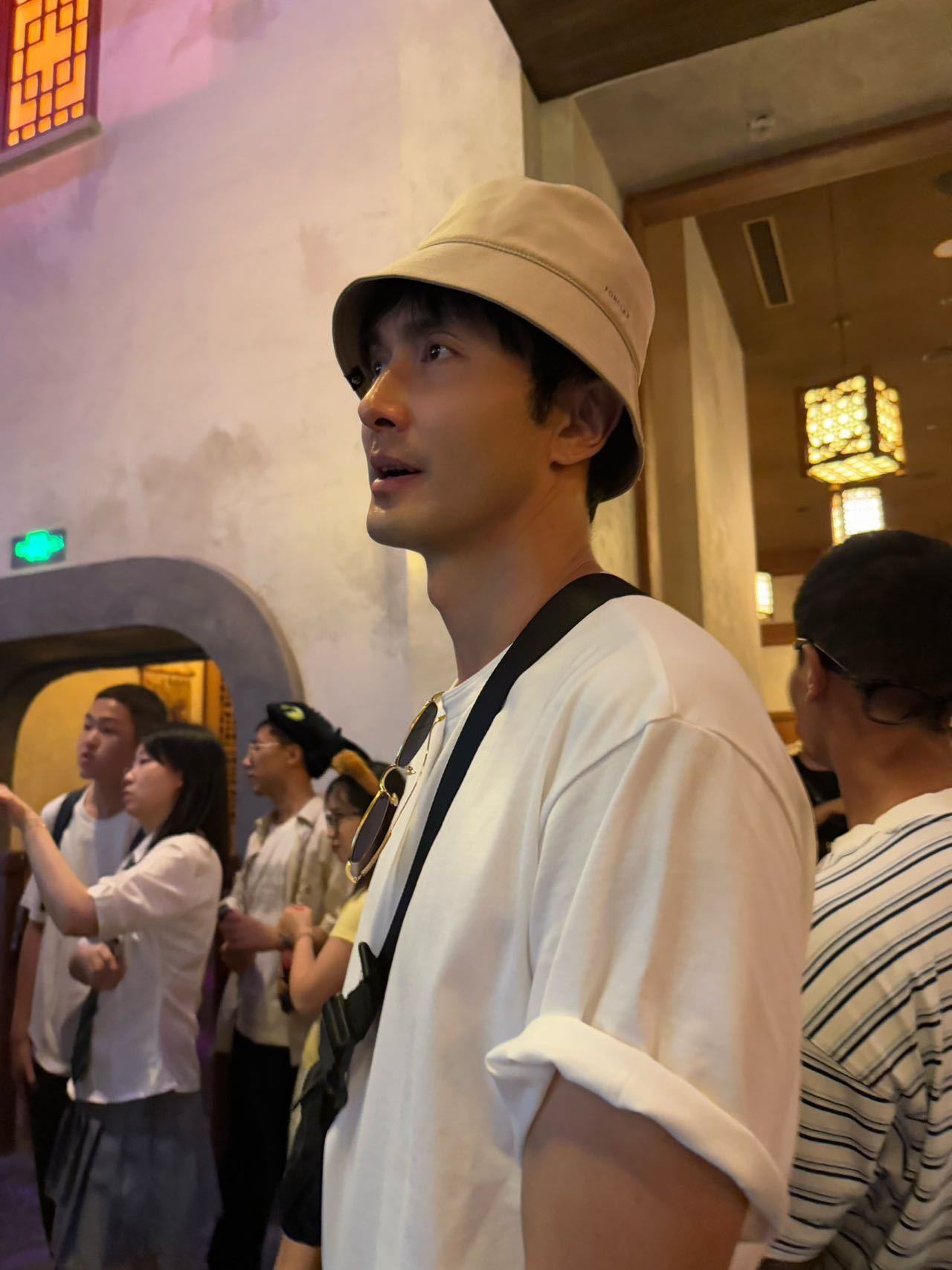 高伟光被晒得没有光了北京这天气是真不把我们大帅哥当外人啊[笑着哭]偶遇高伟光