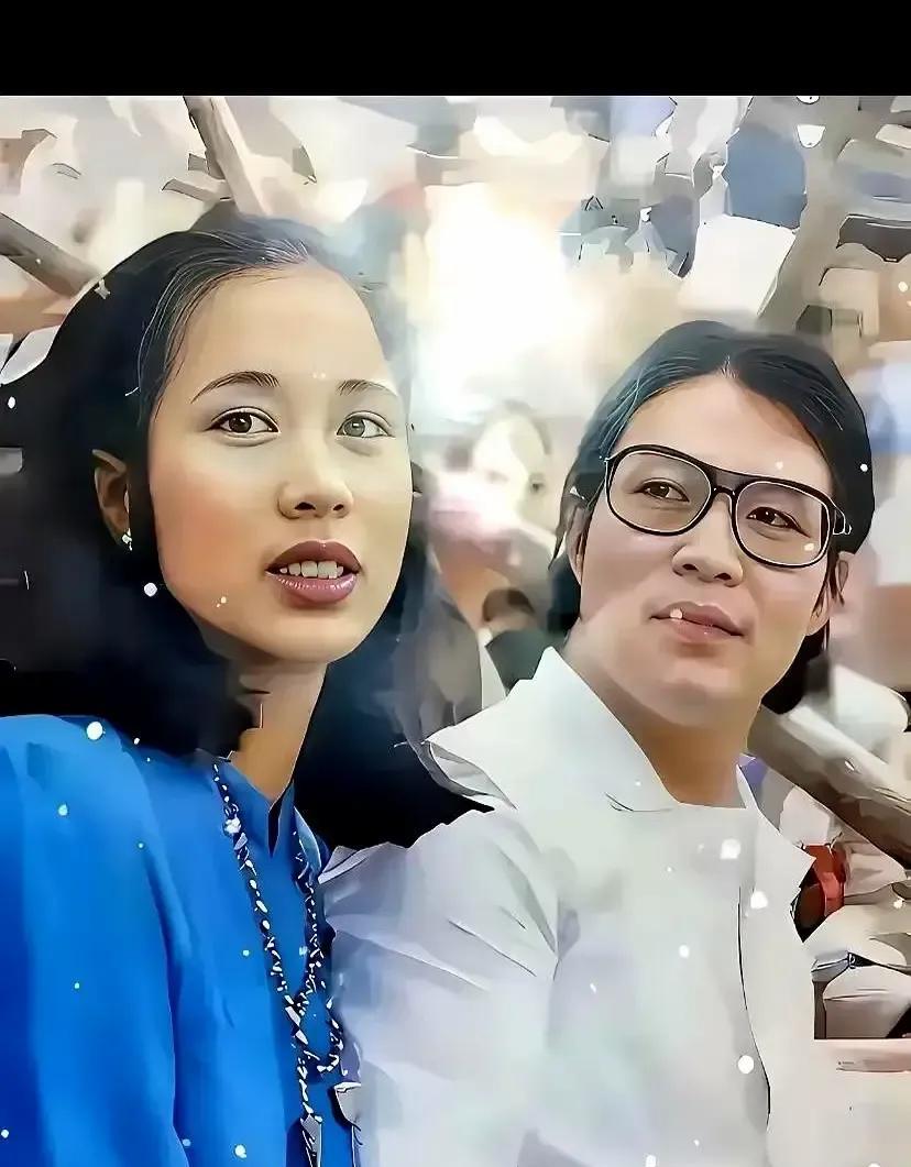 你相信豪门有爱情吗？我劝你先别急着下结论。看看霍震霆和朱玲玲。当年那一场婚