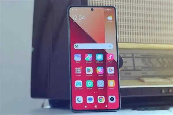 据爆料，REDMIK90系列有望全系标配新型RealRGBOLED屏幕，采