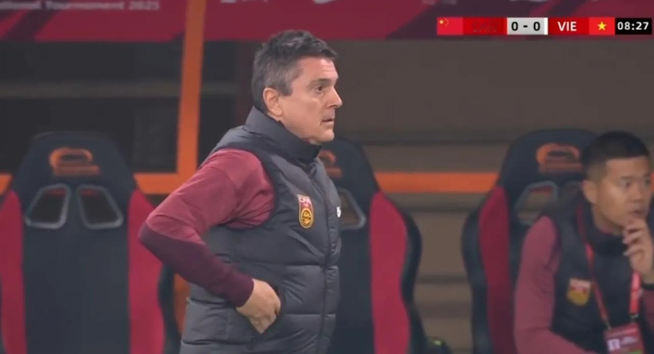 拜合拉木错失单刀良机，熊猫杯中国U22国青迎战越南U22，中国队虽然人员不整，但