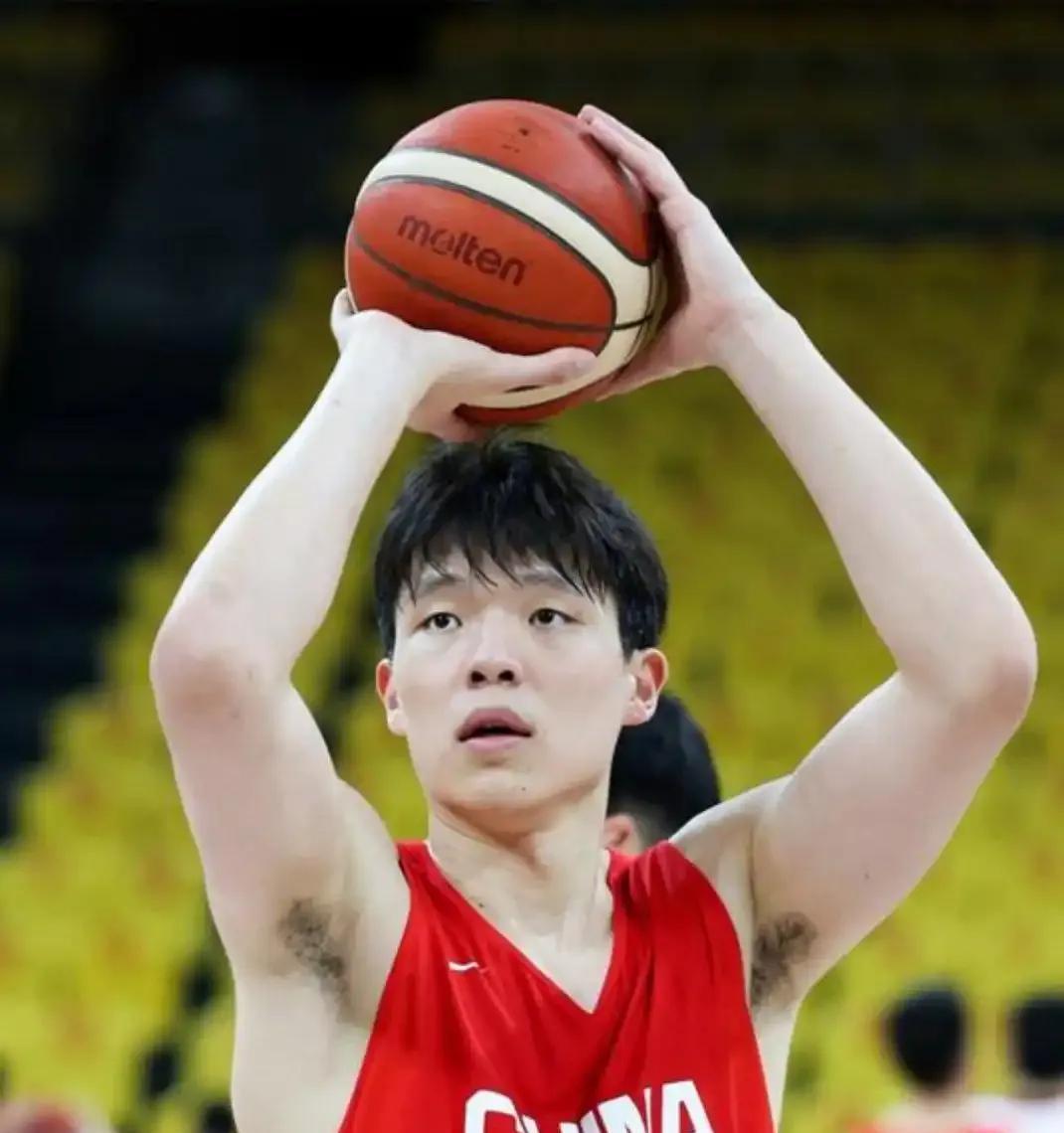 张博源加盟美国高中篮球队。中国男篮未来首发会不会就是以下几名球员。中锋:杨瀚