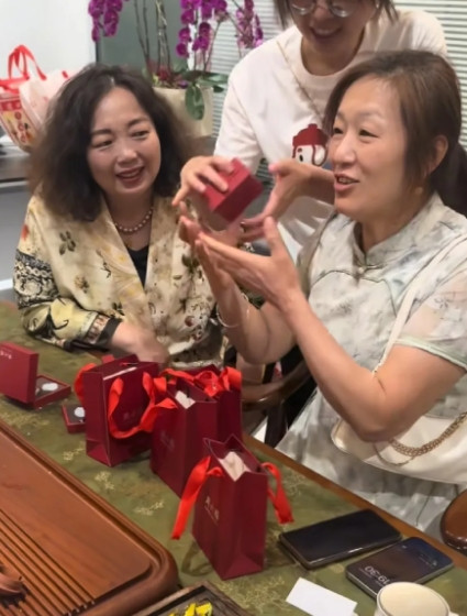 谢妈前天的直播销售额3000万。直播结束后，谢妈买玉石送给两个帮助她的老总。