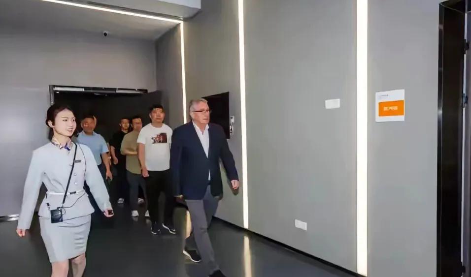 伊万飞赴重庆考察6月10号对阵巴林队的主场，15号的举动再一次感动了中国球迷，为