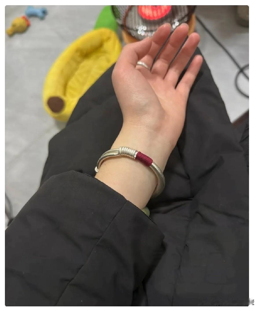 一夜之间，银镯子已经快买不起了！1月4日，一只68克银镯子，轻轻松松就6