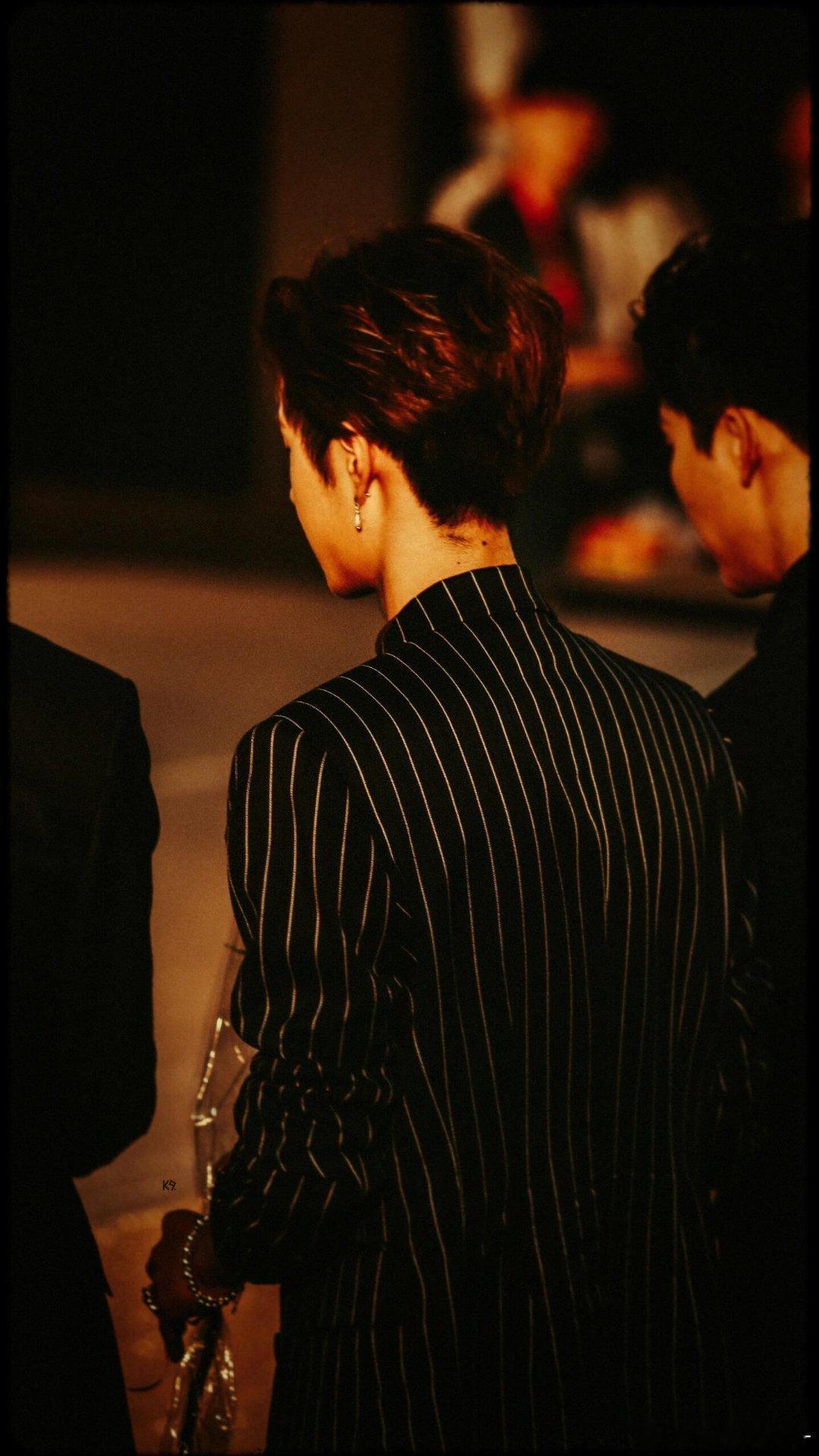 考古王一博早期背影也很带感好像那种富家少爷参加晚宴