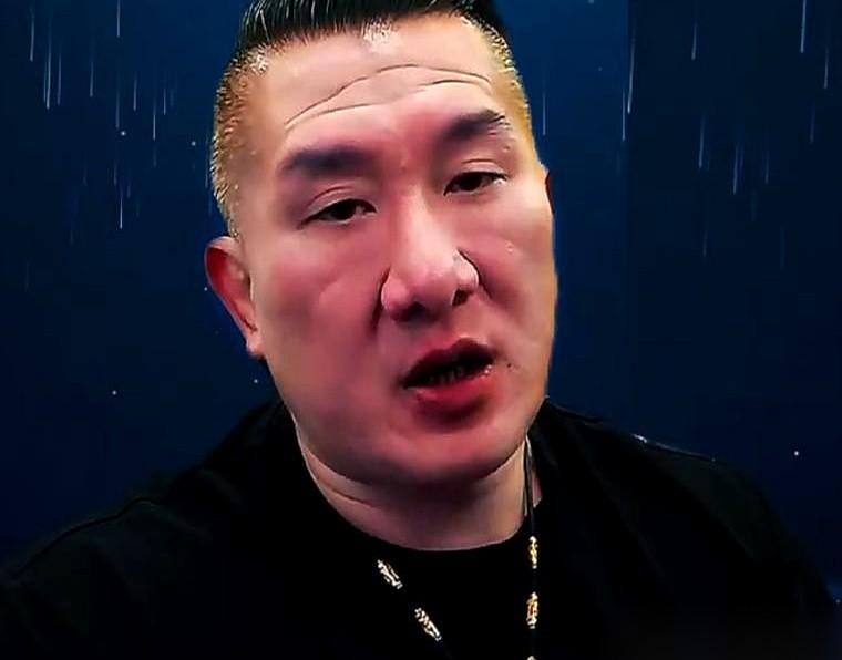 这男的够铁骨！这人在直播间里哭了。反复说着对不起，在直播间公开反对台