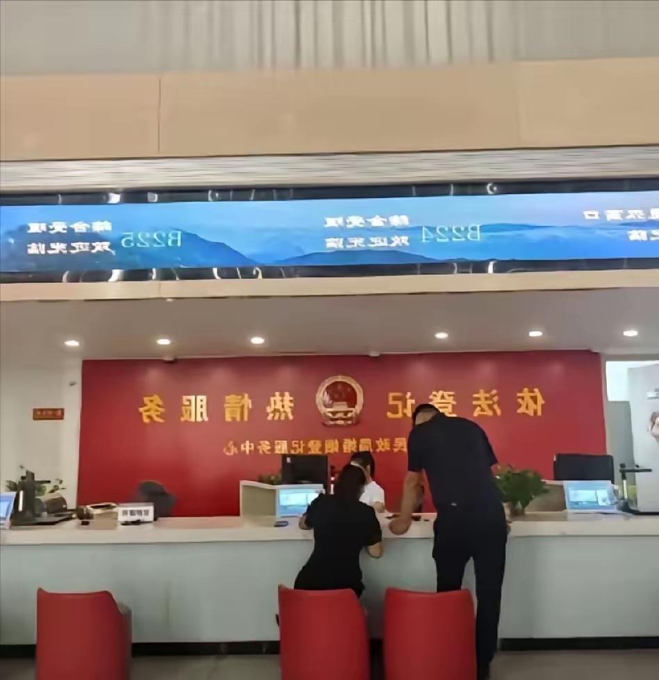 这就是命啊！3月5日，一对夫妻闹离婚，在去民政局的路上，妻子突然不舒服，恶心呕吐