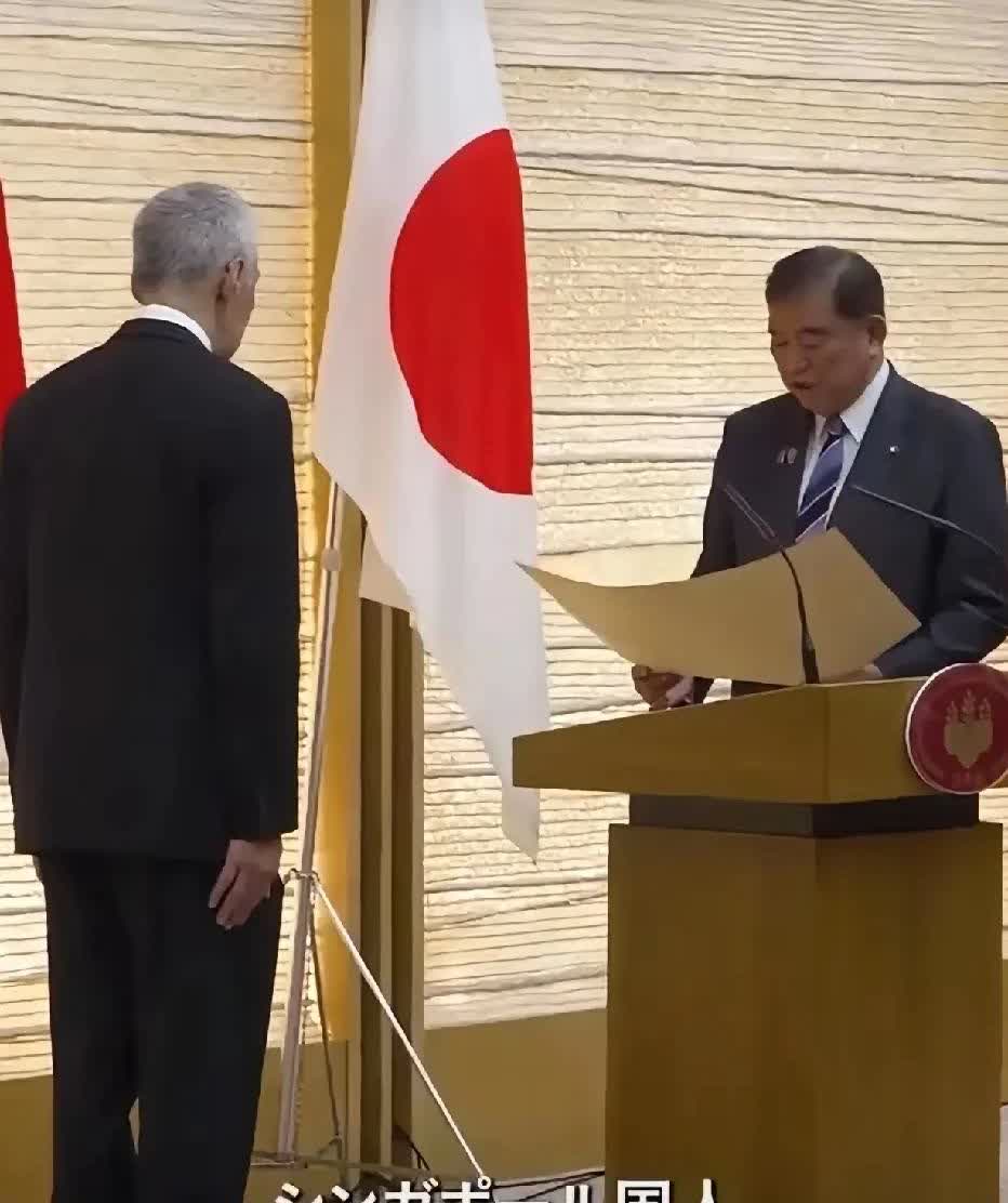 新加坡的做法走样了！李显龙为啥要去日本接受一个所谓的勋章？而我们庆祝抗日战争胜利