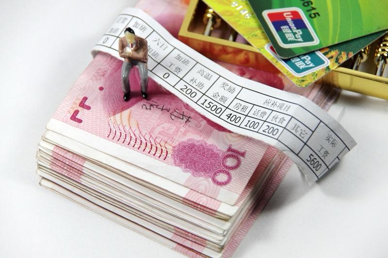 “机器不停转，人走岗就空，领个工资条还要找人顶岗，纯属添乱！”“凭啥不主动发？藏