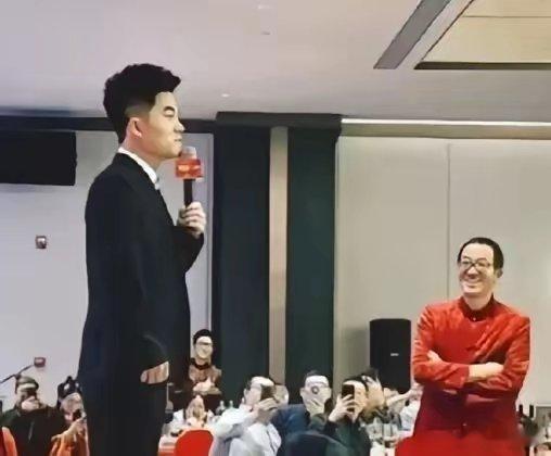 一次，记者问董宇辉：“没有俞敏洪就没有你，对吧？”董宇辉正要说话，一旁的易中天怒