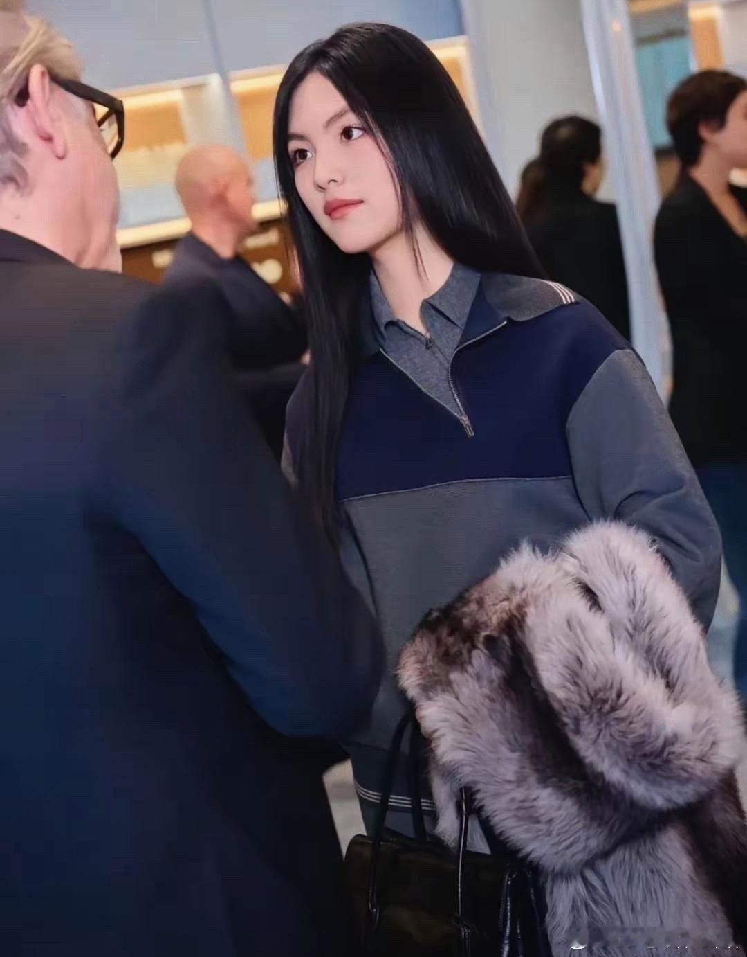 王诗龄终于穿了适合自己年龄的衣服。