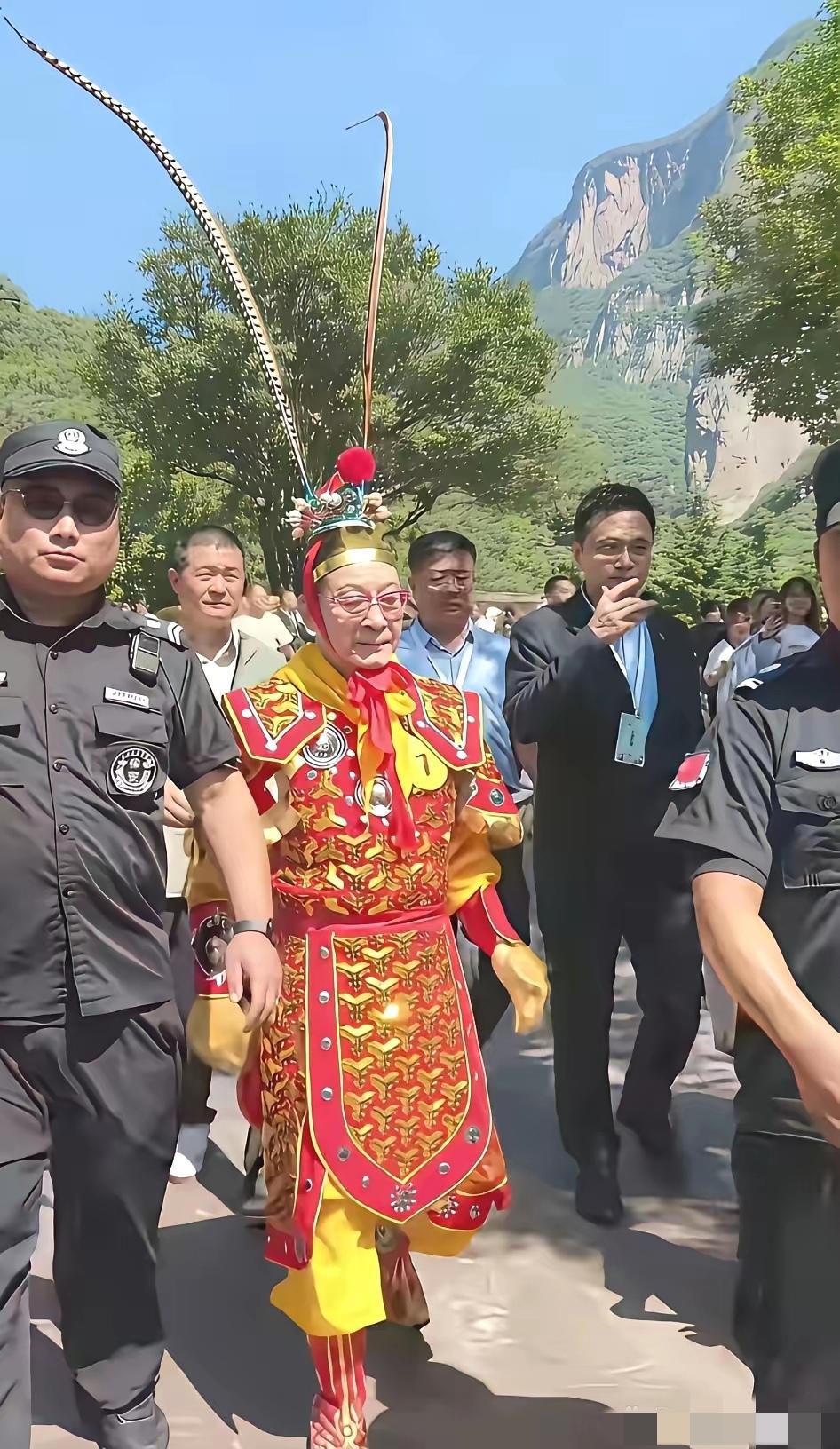 哇哦，已不再年轻的孙悟空——六小龄童还在戴着高度近视镜营业呢！据说他当年拍《西游