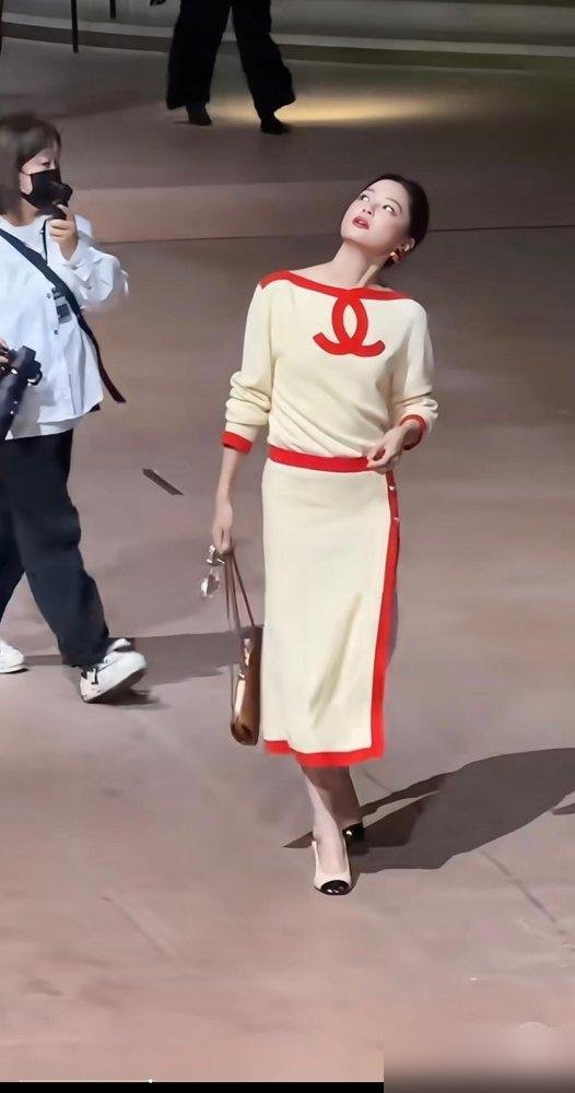 辛芷蕾第四次去巴黎看秀，生图直接冲上热搜。米白针织套装，金属框墨镜，往那一站，气场把秀场压成自家客厅