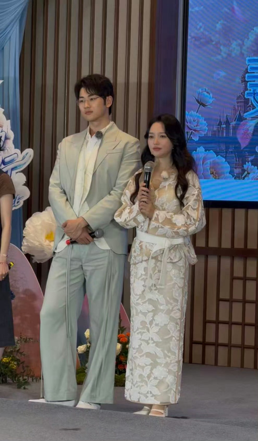 金莎媒体发布会孕相明星光环下，终是平凡生活的温柔奔赴在《妻子的浪漫旅行2026》