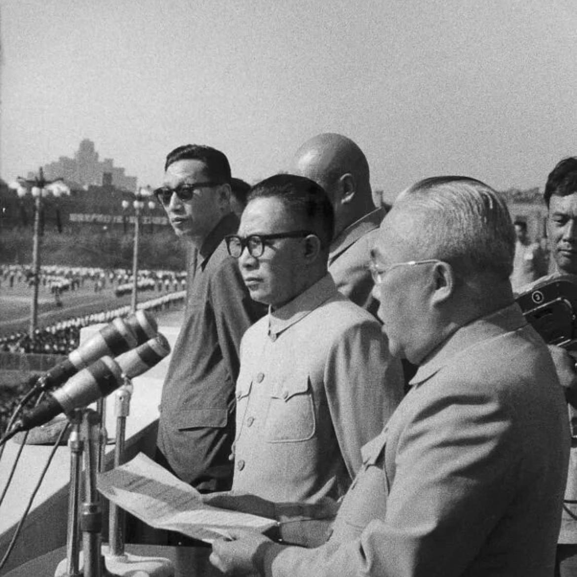 1964年10月1日，上海各界人民在人民广场举行盛大集会和游行，热烈庆祝中华人民