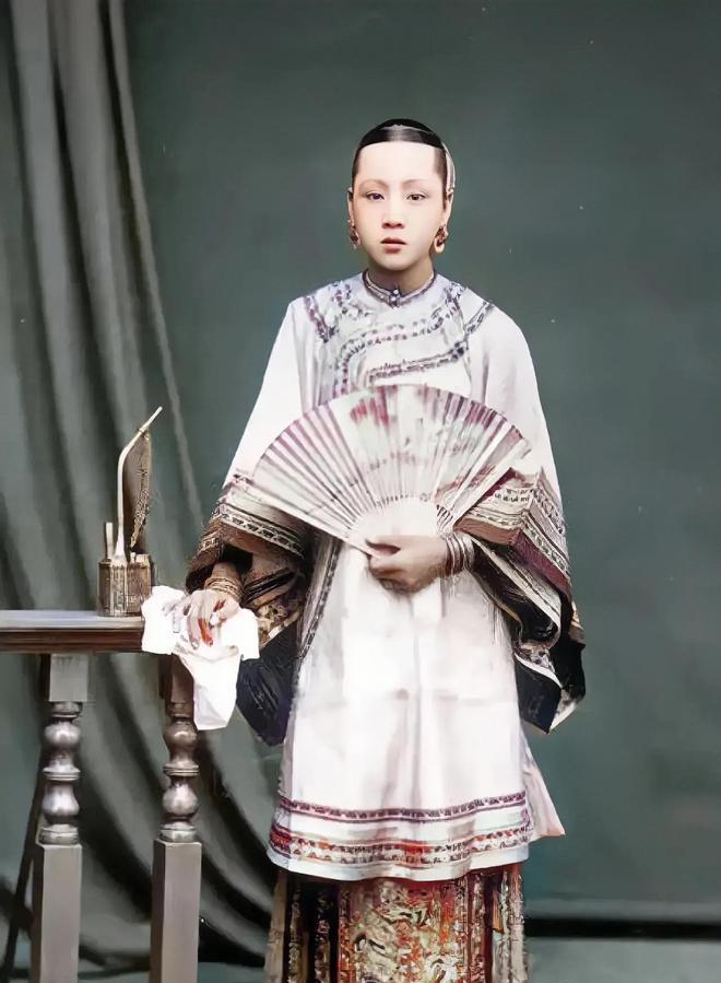 1892年，李鸿章小妾冬梅留下的一张照片，结果让后人惊叹：“这是王昭君在世吧！”