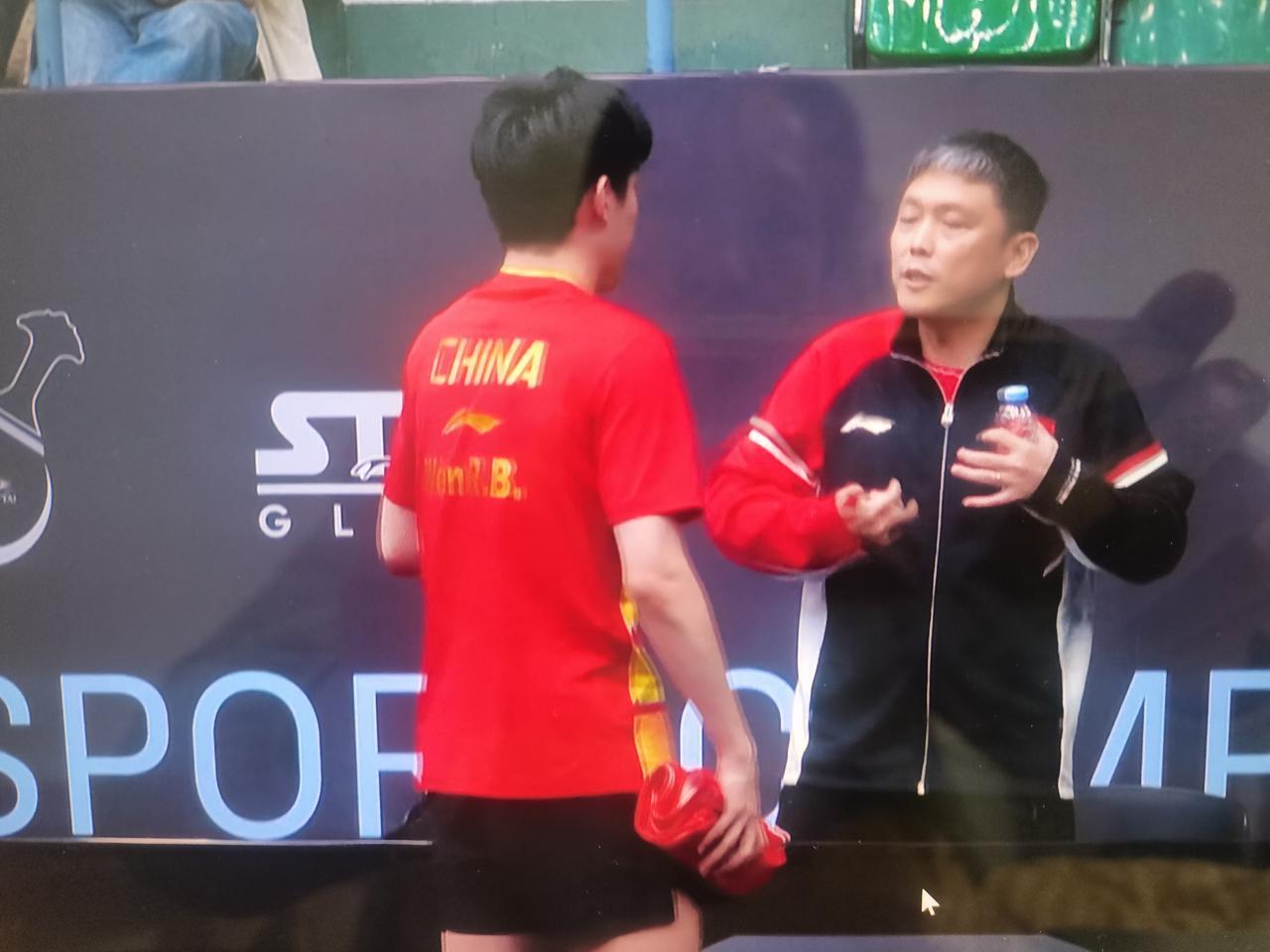 “敢打必胜”“没关系，加旋转”“没关系，注意连续”温瑞博对阵斯洛文尼亚选手