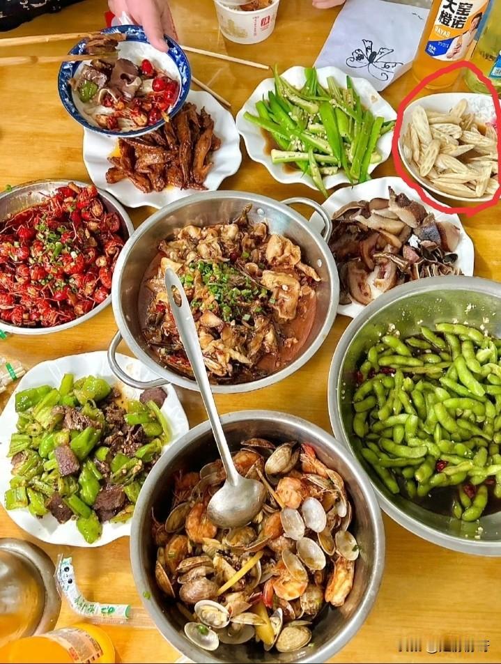 不懂就问，图片上，圈出来的这个菜，叫什么名字，还挺好吃的！