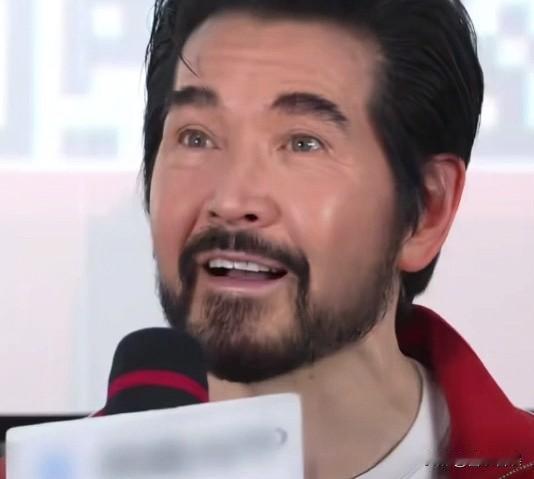 65岁费翔，过得好惬意！7月25日，费翔在个人社交平台上，晒出自己在英国巴