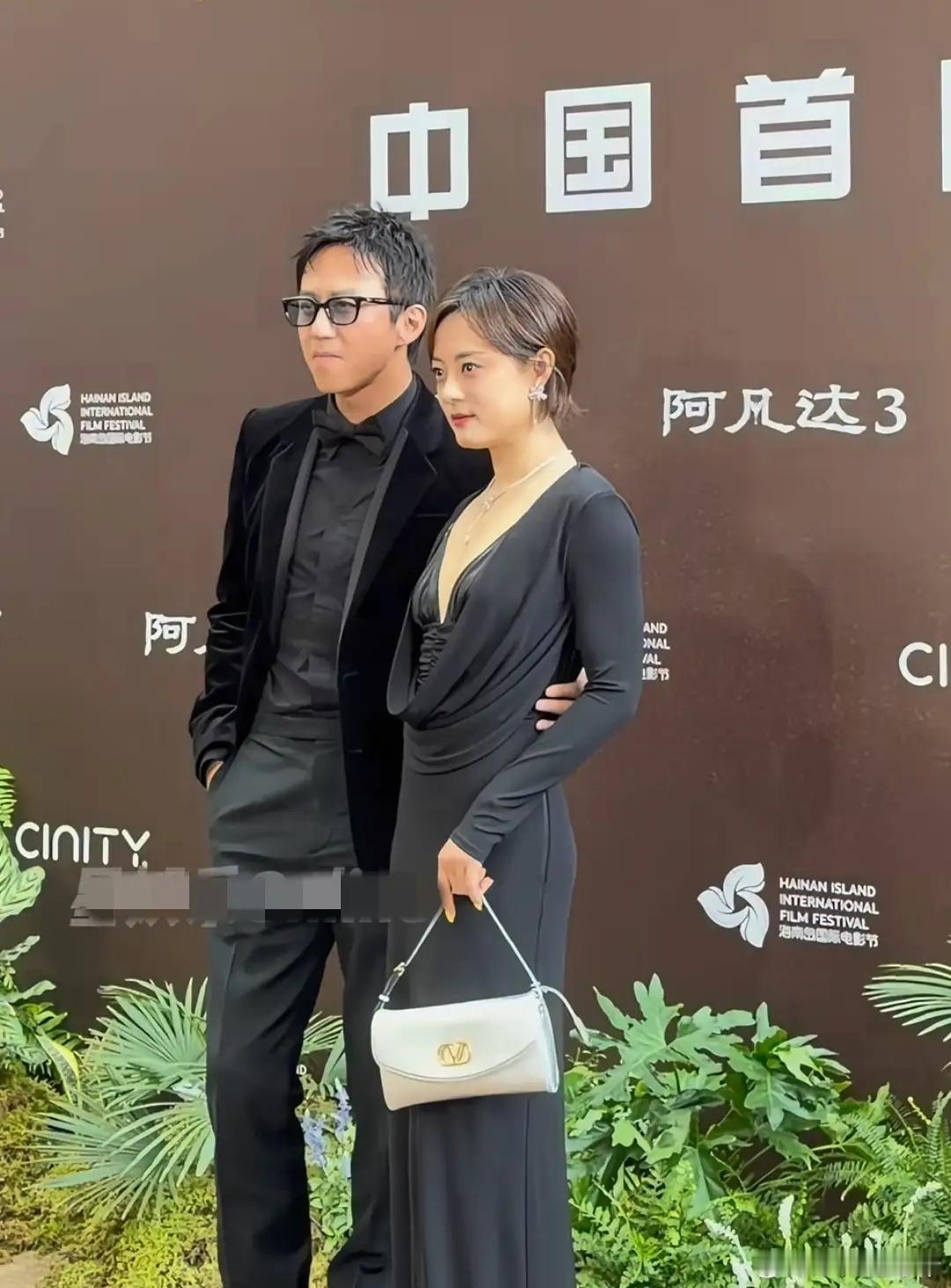 邓超夫妇合体走红毯，46岁脸垮变老很多，孙俪肤白让他都把持不住