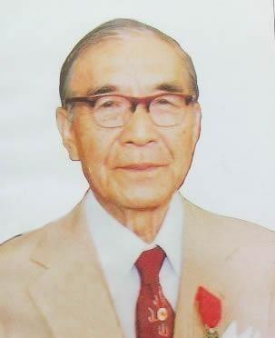 1988年上海，86岁的名医邝安堃要娶23岁的保姆朱菊仙，消息传到两个儿